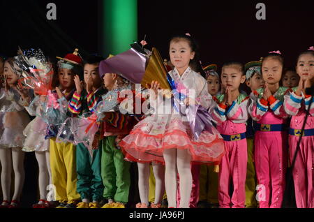 Nordkorea-Kinder, Musik und Tanz in der Stadt Rason. Songs, die ursprünglich die "Große" und "Liebe Führer" Kim Il Sung und Kim Jong-Il. Stockfoto