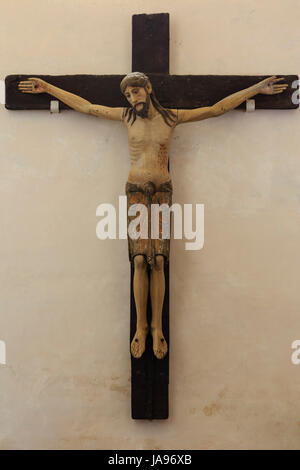 Frankreich, Cantal, Montsalvy, Notre Dame de l'Assomption, romanische Kruzifix, mehrfarbigem Holz Stockfoto