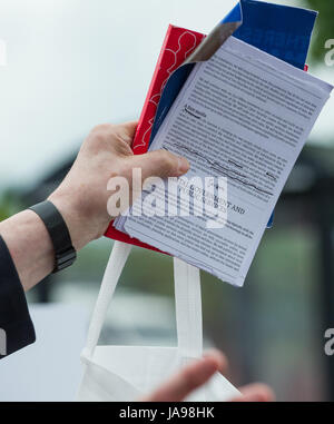 John Prescott (Herr Prescott) halten die Conserative Manifest auf einer Kundgebung der Labour-Kampagne in Mansfield, Nottinghamshire Stockfoto