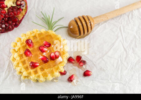 Waffel-Kekse mit Honig und Granatapfel-Frucht Stockfoto