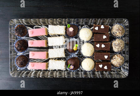 Verschiedene hausgemachte Süße Bonbons geschmückt auf einer Platte Stockfoto