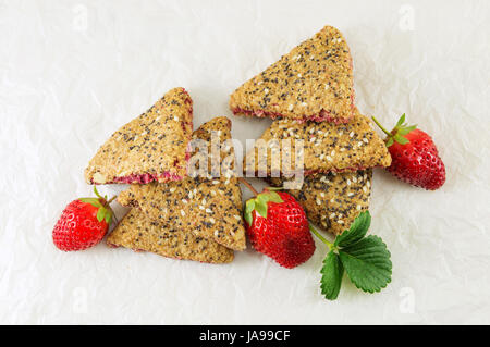 Integrale Cookies mit frischen Erdbeeren und Samen Stockfoto
