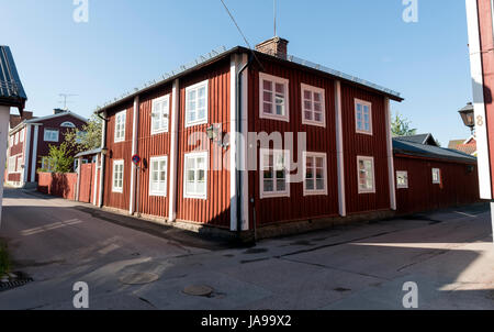 Historische Holzgebäude und grüne Stadtlandschaft in Säter, Kreis Dalarna, Schweden - traditionelle schwedische Kleinstadtarchitektur Stockfoto