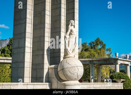 Französische Hugenotten Denkmal, Franschhoek, Südafrika, mit blauem Himmel und Berge im Hintergrund Stockfoto