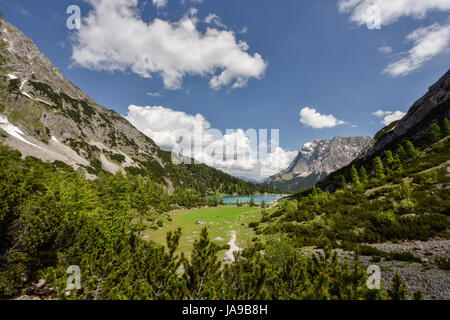 Zugspitze Berg und See Seebensee. Blick vom Coburger Hütte, Ehrwald, Tirol, Österreich Stockfoto