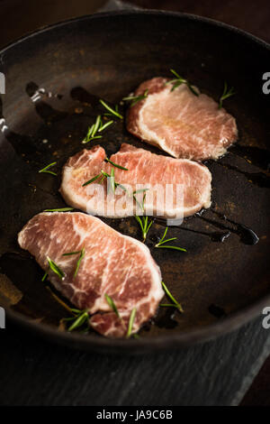 Rohes Rindfleisch Entrecote mit Rosmarin auf Pfanne. Ansicht von oben. Restaurant Stockfoto