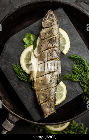 Gebackene Regenbogenforelle Fisch mit Dill und Zitrone. Restaurant. Meeresfrüchte Stockfoto