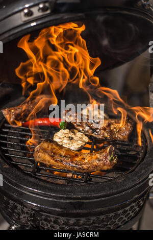 Lecker würzig mariniert spare-Ribs auf heißen flaming Grill. Grill. Restaurant Stockfoto