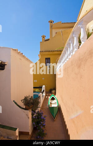 CALA FORNELLS, MALLORCA, Spanien - 6. September 2016: Kanu und Architektur Details in The Grand Tortuga Restaurant mit Blick auf das Meer an einem sonnigen Tag auf S Stockfoto