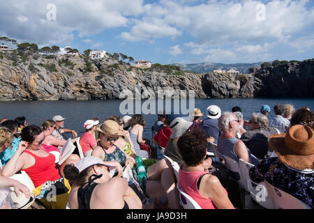 PORT DE SOLLER, MALLORCA, Spanien - 15. Mai 2015: Boot Leute auf einer Tour zwischen Cala Tuent und Port de Soller, an einem sonnigen Tag im Mai am 15. Mai 2017 in C Stockfoto