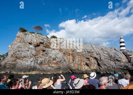 PORT DE SOLLER, MALLORCA, Spanien - 15. Mai 2015: Boot Leute auf einer Tour zwischen Cala Tuent und Port de Soller, an einem sonnigen Tag im Mai am 15. Mai 2017 in C Stockfoto