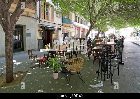 PALMA DE MALLORCA, Balearen, Spanien - 23. Mai 2017: Outdoor Sitzgelegenheiten und eine Bar an der neuen Cava bar Wohnzimmer am 23. Mai 2017 in Palma de Mallor Stockfoto