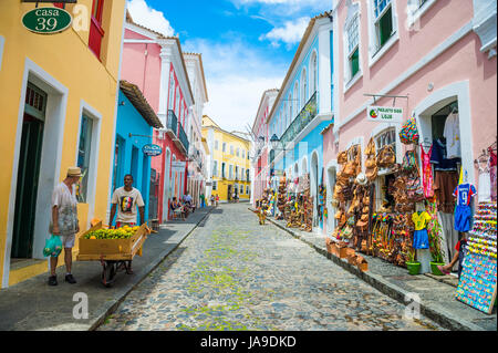 SALVADOR, Brasilien - 9. März 2017: Souvenirläden mit Kunsthandwerk Linie die traditionellen kopfsteingepflasterten Straßen des historischen Pelourinho Stockfoto