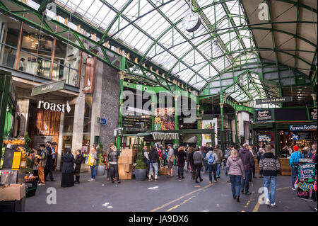 LONDON - 31. Oktober 2016: Besucher durchsuchen die Stände im Borough Market, Heimat einer der größten und ältesten Märkte in der Stadt, Stockfoto