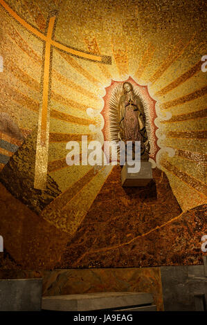 Frankreich, Hautes-Pyrenäen, Lourdes, Wallfahrtskirche Basilika unserer lieben Frau von Lourdes, Altar der Jungfrau Maria. Stockfoto