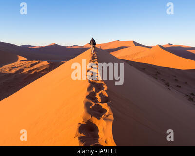 SOUSSUSVLEI, NAMIBIA - 20. Juni 2016: Leute beobachten Sonnenaufgang Form die Düne 45 im Bereich Sossusvlei der Namib-Wüste in Namibia. Stockfoto