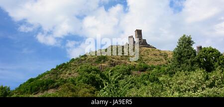 Hazmburk Burg auf einem Hügel im tschechischen Mittelgebirges. Stockfoto