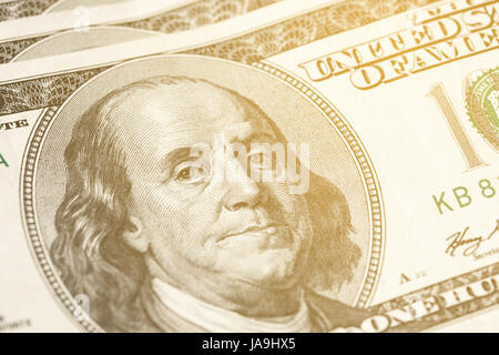 Makro Nahaufnahme von Benjamin Franklins Gesicht auf die US $100 Dollar-Schein. Getönten Stockfoto