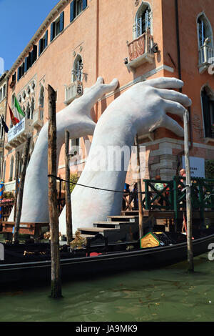 Kunst-Biennale Venedig 2017. Ausstellung von Lorenzo Quinn unterstützt. Stockfoto