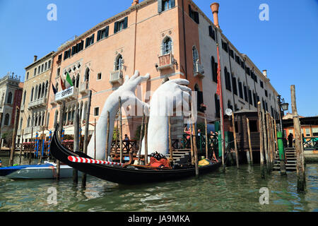 Mani Grandi a Venezia di Lorenzo Quinn. La Biennale di Venezia 2017 Stockfoto