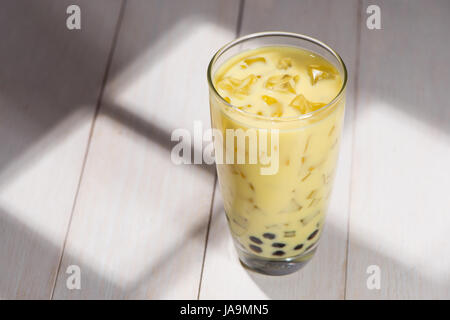 Boba / Bubble Tea. Hausgemachte Milchtee mit Perlen auf Holztisch. Stockfoto