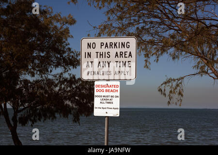 Redcliffe, Australien: Kein Parkplatz zu signieren, Hund Strand Schild am Clontarf, Queensland Stockfoto