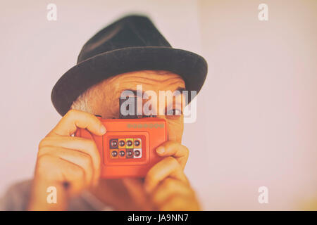 Mann mit einem Trilby Hut eine Aufnahme mit einer Plastikkamera Lomography Oktomat Stockfoto