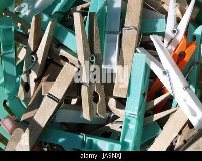 Kunststoff und Holz-Wäscheklammern in Korb Stockfoto