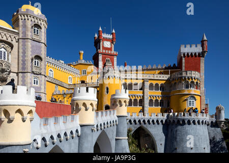 Pena Nationalpalast in Sintra bei Lissabon in Portugal. Ursprünglich auf das Kloster Nossa Senhora da Pena gebaut und renoviert ausgiebig Thro Stockfoto