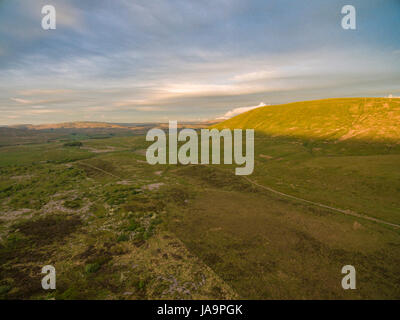 Luftaufnahme von der atemberaubenden Ingleborough, eines der berühmten "Drei Zinnen" in North Yorkshire Stockfoto