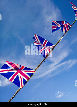 Britischen Union Jack-Flaggen vor blauem Himmel Stockfoto