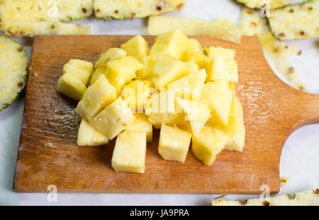 Früchte Ananasscheiben auf einem Holzbrett Stockfoto