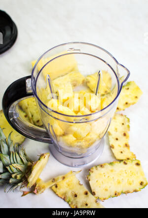 Geschnittene Ananas in einem Mixer für die Herstellung von smoothie Stockfoto