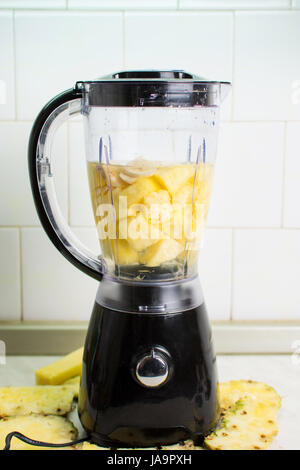 Geschlossenen Mixer bereit für die Herstellung von Ananas-Bananen-smoothie Stockfoto