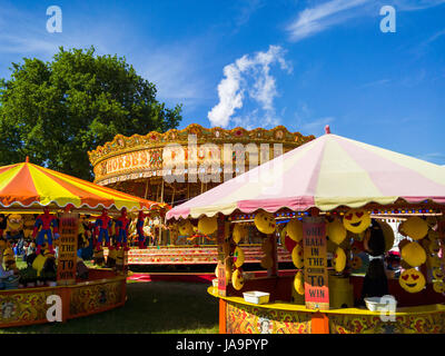 Spiel Stände und ein frohes gehen rund um den Jahrmarkt am Bad und West Show, Shepton Mallet, Somerset, England. Stockfoto