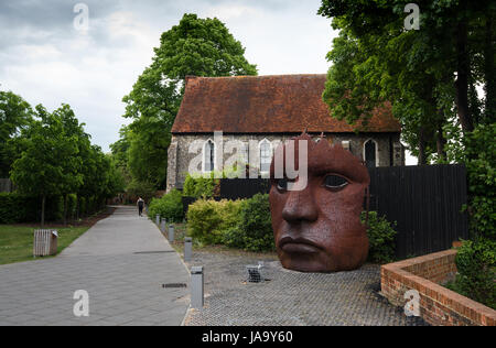 Canterbury, Kent, England - 15. Mai 2017: Gesicht Maske oder Trennwand Kunst erstellt von Rick Kirby, britischer Bildhauer sitzen außen Marlowe Theater an der th Stockfoto