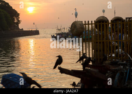 Die Sonnenaufgänge über Sassoon Docks wie die Fischerboote mit nachts ankommen zu fangen. Stockfoto