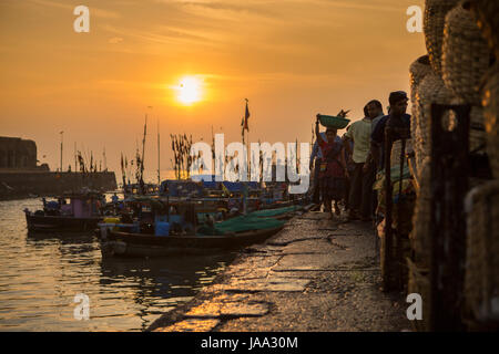 Die Sonnenaufgänge über Sassoon Docks wie die Fischerboote mit nachts ankommen zu fangen. Stockfoto