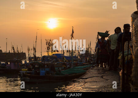 Die Sonnenaufgänge über Sassoon Docks wie die Fischerboote mit nachts ankommen zu fangen. Stockfoto