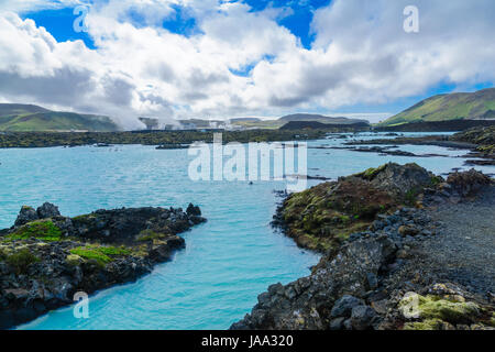 Vulkanlandschaft und heißen Quellen in der Nähe der blauen Lagune in einem Lavafeld in Grindavik auf der Halbinsel Reykjanes, Südwesten Islands Stockfoto