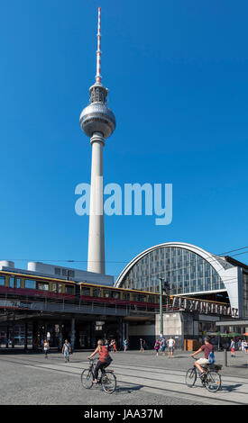 Der Fernsehturm (Fernsehturm) und Bahnhof Alexanderplatz, Berlin, Deutschland Stockfoto