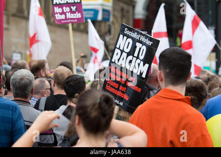 Antifaschistische Demonstranten protestieren gegen eine Kundgebung der rechtsextremen Gruppe English Defence League (EDL) in Liverpool UK Stockfoto