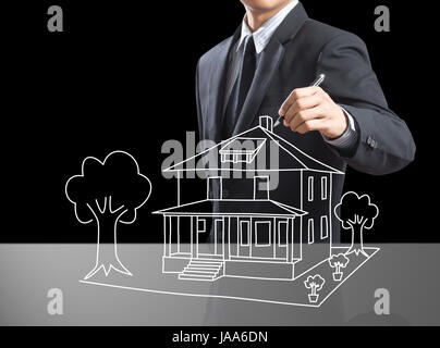 Business-Mann zeichnen Traumhaus auf Bildschirm Stockfoto