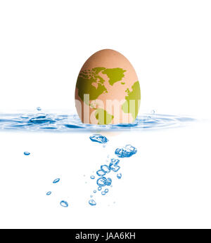 Ei mit Welt Karte Tropfen im blauen Wasser mit geringen Schärfentiefe Stockfoto