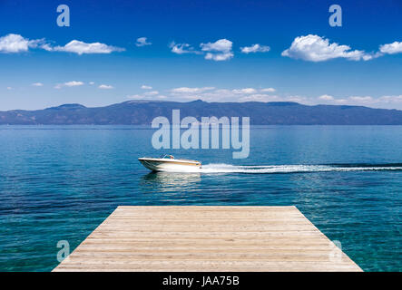 Eine Familie, Bootfahren am Lake Tahoe in der Nähe von Sugar Pine Point während einem Sommernachmittag. Stockfoto