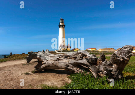 Pigeon Point Lighthouse. Das Hotel liegt in Pescadero, Kalifornien. Bild ist eine Langzeitbelichtung Aufnahme des Leuchtturms und Log in einer Spur von Sternen festgelegt. Stockfoto