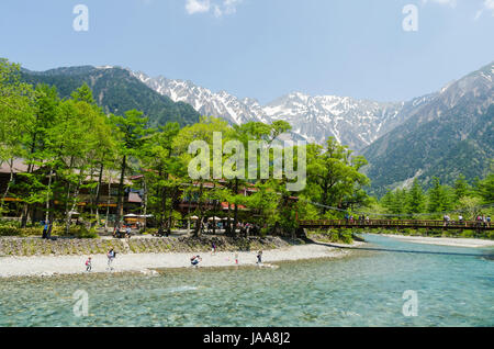 Nagano, Japan - 21. Mai 2016: Kappa-Brücke ist der berühmte Ort Kamikochi Nationalparks. Viele Touristen fotografieren und sightseeing Stockfoto