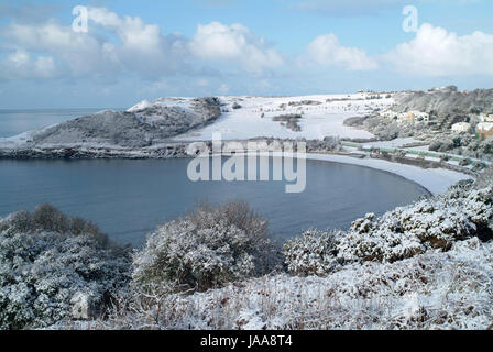 Langland Bucht und die Küste Weg im Schnee auf einem klaren blauen Himmel bedeckt Wintertag Stockfoto