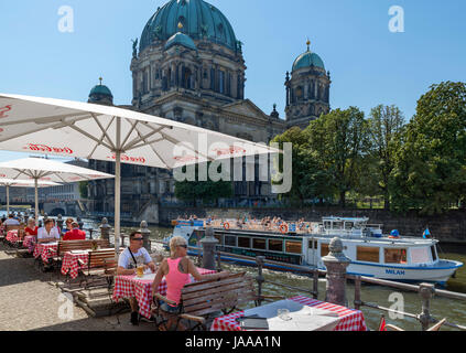 Cafe am Ufer der Spree mit dem Berliner Dom (Berliner Dom) hinter Spreeufer, Nikolaiviertel, Berlin, Deutschland Stockfoto