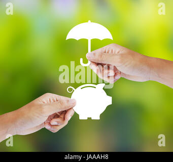 Hand hält ein Papier Sparschwein und Sonnenschirm, Versicherung-Konzept Stockfoto